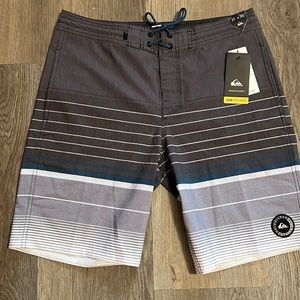 NWT Quiksilver Everyday Swell Vision 20” Beachshorts, size 32
